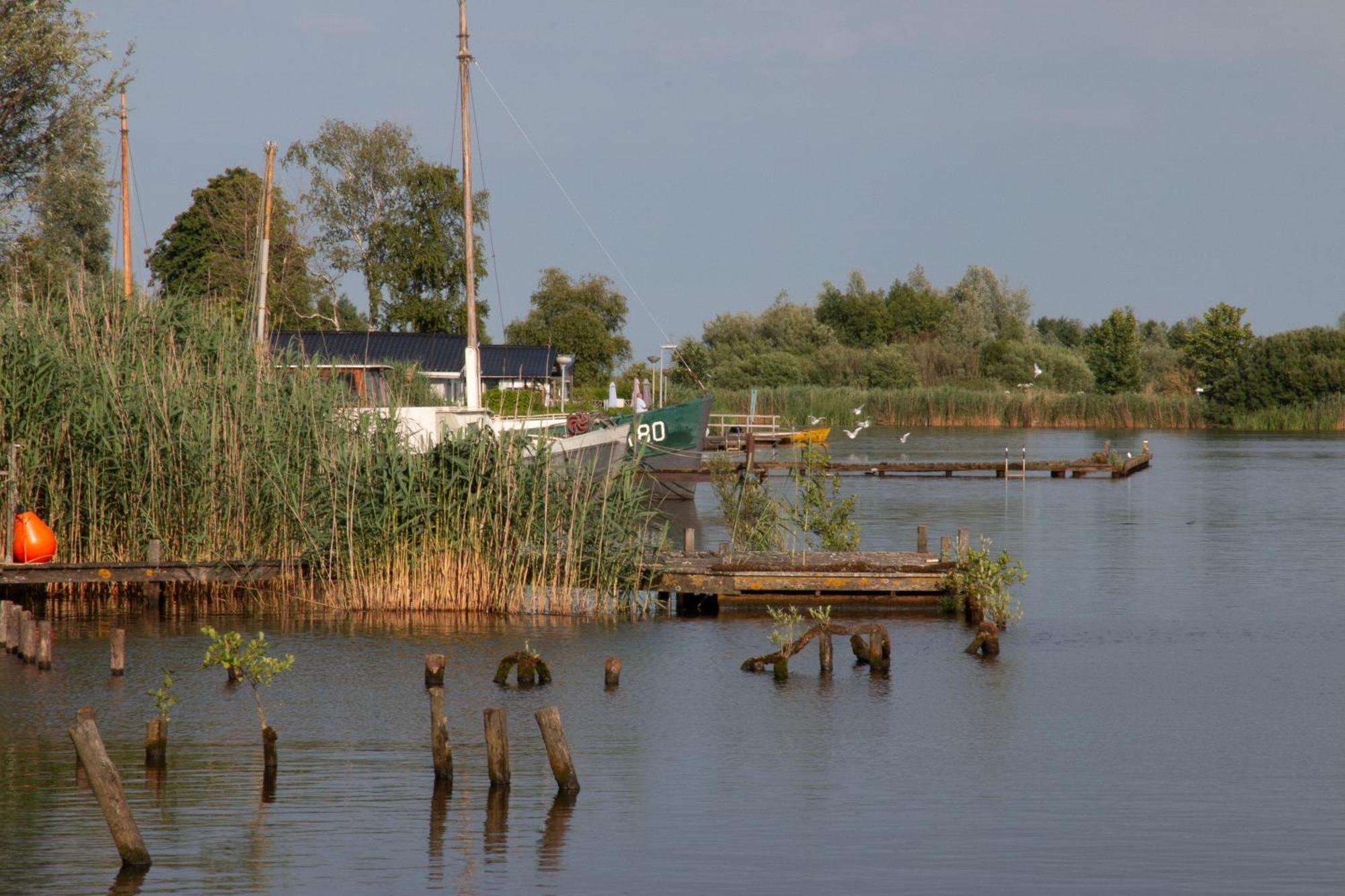 Luxe En Ruim Chalet Met Airco Bij Leekstermeer Matsloot Bagian luar foto