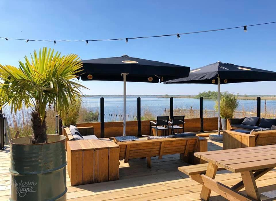 Luxe En Ruim Chalet Met Airco Bij Leekstermeer Matsloot Bagian luar foto